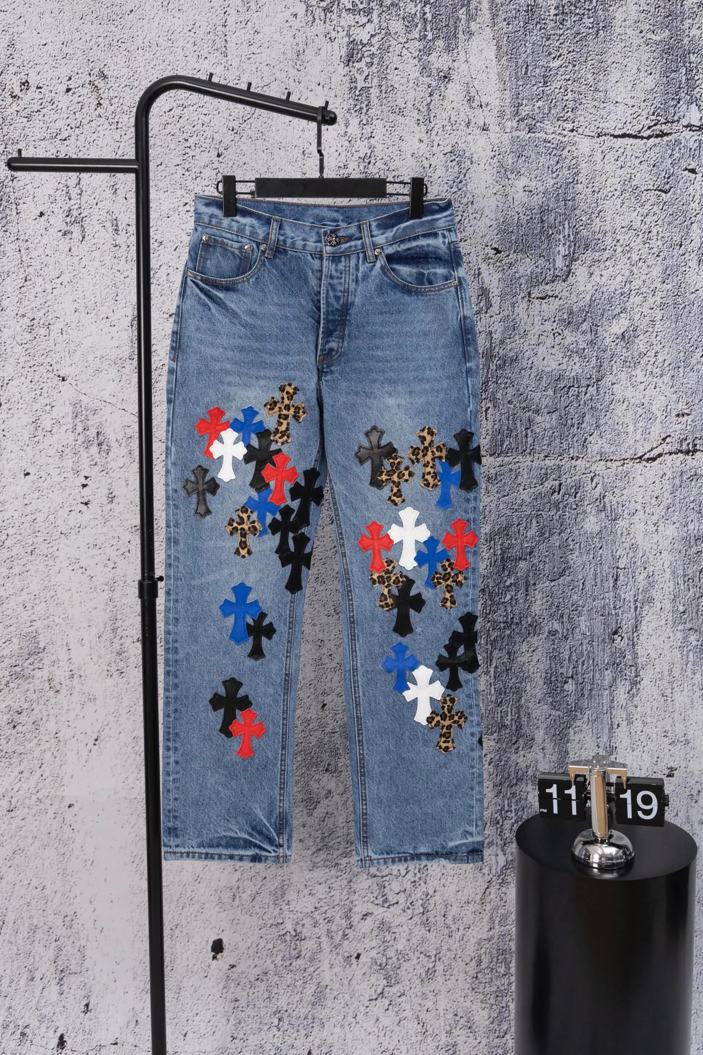 P290 Chromehearts CH limited edition leopard print colorful full cross iron leather cow king jeans, counter price 34W level, patchwork cross pattern embellishment, washed jeans! ! An absolutely high-end luxury product, a 1.9W-level god-level single product, a super popular product, made by top heavy industry, a magic weapon that cannot be missed! [About Zangyin] This is an extremely luxurious fashion brand that can also be called the aristocracy of the high street. It has always been an exclusive brand for some hipsters or rich second generations. Compared with ordinary high streets, it is more luxurious and noble. Compared with luxury brands, it is more fashionable and individual. It has always been a brand that I have a special liking for. [Top heavy industry fashion design] Consistently high-street luxury style. Speaking of this style, the Zangyin family and GU family are definitely the leading representative brands. Especially the Zangyin family has really achieved a state-of-the-art effect in creating high-street style. The unique washed material is used to create this style. The color system is already quite eye-catching. After it is decorated with patchwork cross flowers, it cleverly highlights the charm of the brand. Secondly, this style uses classic The high-waist cutting design highlights the long legs and fashionable temperament of the upper body. The brand is highly recognizable and the slim fit configuration is more suitable for daily wear. It is a product that interprets personality, fashion, and specifications at a glance. This single product is enough to make any fan excited. It can be a white T-shirt for a youthful college style, or a tight suspender for a royal style. It has strong matching ability and can be easily controlled by men.  [Materials and craftsmanship] Needless to say, this point goes without saying. As an excellent craftsman brand, Zangyin’s requirements for details and craftsmanship are really perfect. The washed color of this model has gone through so many processes, not to mention the embellishment of denim appliques. It is also purely hand-made and sewn. Just like what they believe in, only hand-made things have soul and have the meaning of wear. A top-notch heavy-duty fashionable denim item, I look forward to your perfect interpretation! !  Color: blue Size: 28-36
